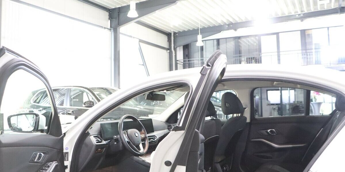 BMW 320d LIMOUSINE xDrive BUSINESS / CURVED / LED 68.000 km 29.333 &euro; Hamm 59077