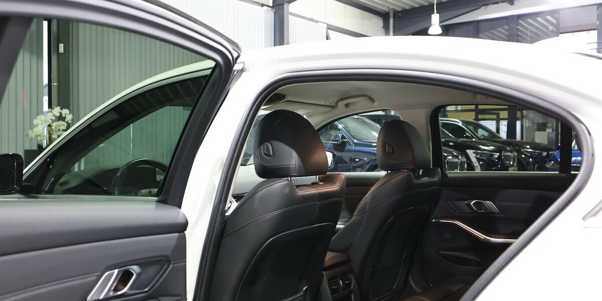 BMW 318d SPORT-LINE / LEDER, LIVE-COCKPIT-PRO, LED 107.000 km 26.993 &euro; Hamm 59077