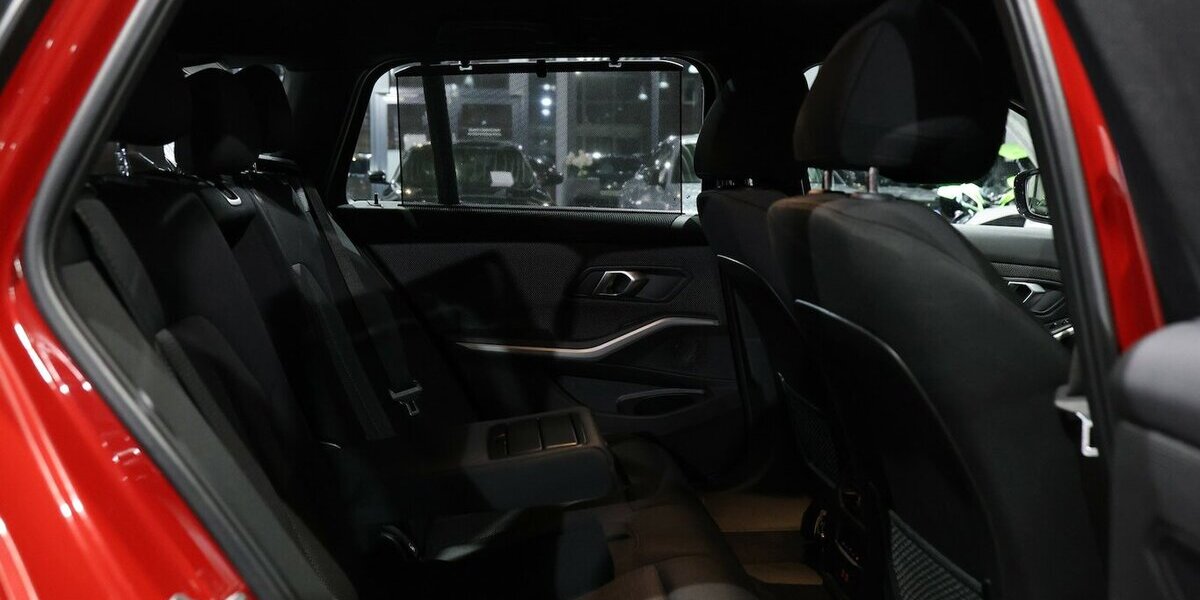 BMW 318d Touring SHADOW SPORT MELBOURNEROT-METALLIC 73.000 km 25.333 &euro; Hamm 59077