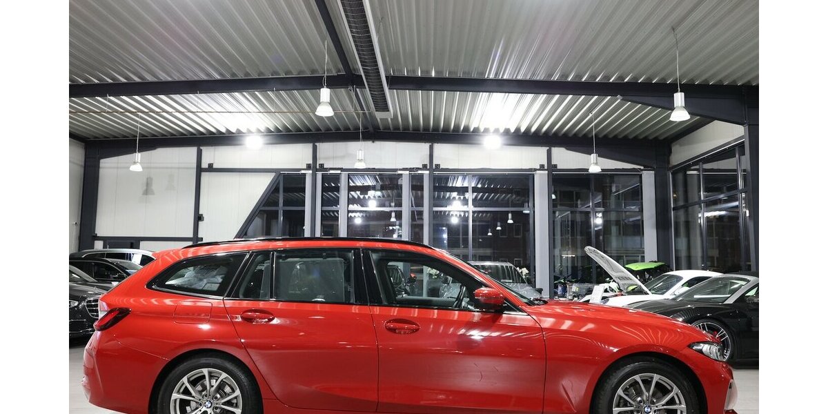 BMW 318d Touring SHADOW SPORT MELBOURNEROT-METALLIC 73.000 km 25.333 &euro; Hamm 59077