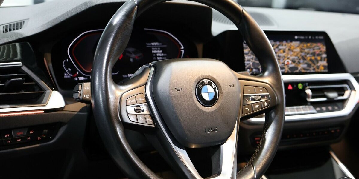 BMW 318d SPORT-LINE / LEDER, LIVE-COCKPIT-PRO, LED 107.000 km 26.993 &euro; Hamm 59077