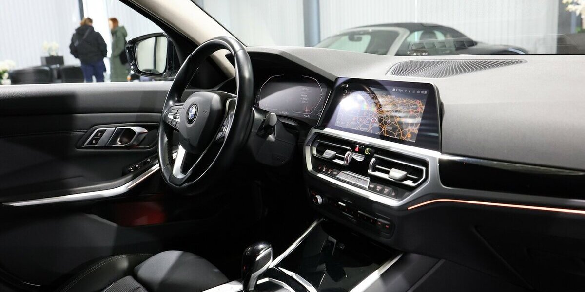 BMW 318d SPORT-LINE / LEDER, LIVE-COCKPIT-PRO, LED 107.000 km 26.993 &euro; Hamm 59077