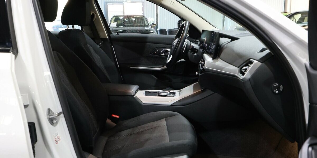 BMW 318d Touring SPORT SHADOW CURVED+NAV+KAMERA,LED 105.000 km 23.883 &euro; Hamm 59077