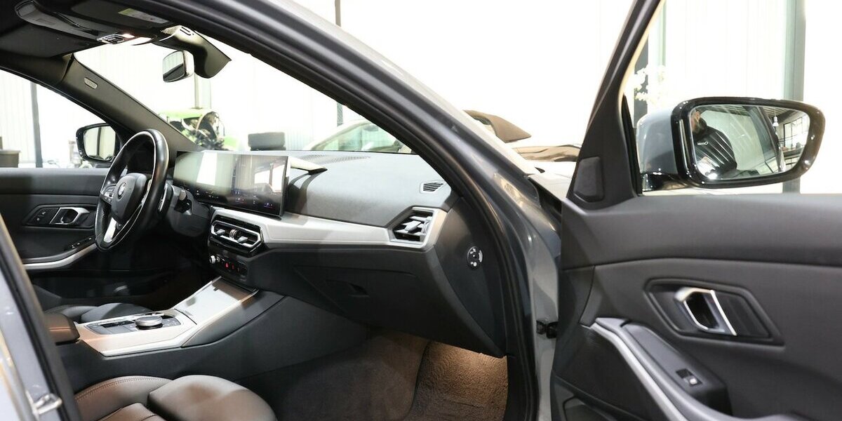 BMW 318d Touring ADVANTAGE CURVED+NAVI, LEDER, LED 67.000 km 29.444 &euro; Hamm 59077