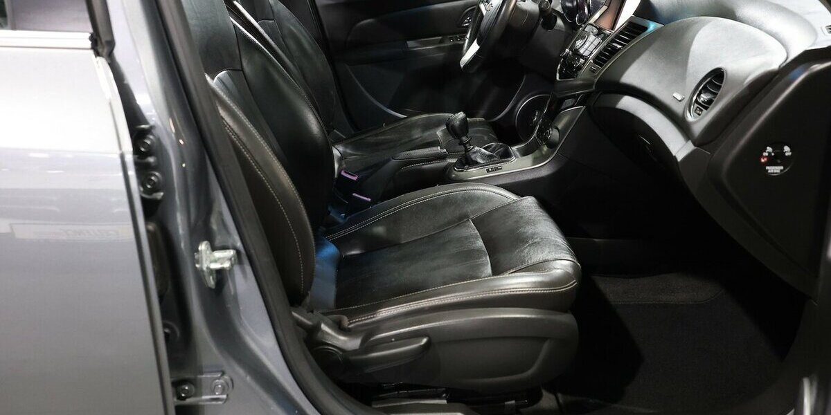 Chevrolet Cruze HATCHBACK 1.4 LTZ / SCHIEBEDACH,LEDER,NAVI 128.000 km 5.777 &euro; Hamm 59077