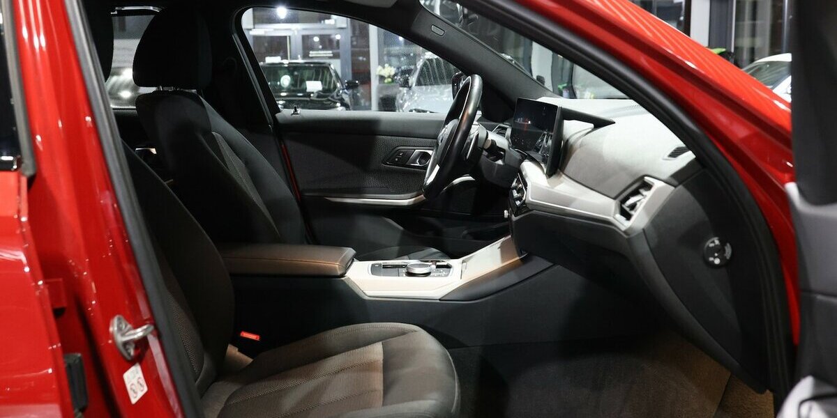 BMW 318d Touring SHADOW SPORT MELBOURNEROT-METALLIC 73.000 km 25.333 &euro; Hamm 59077