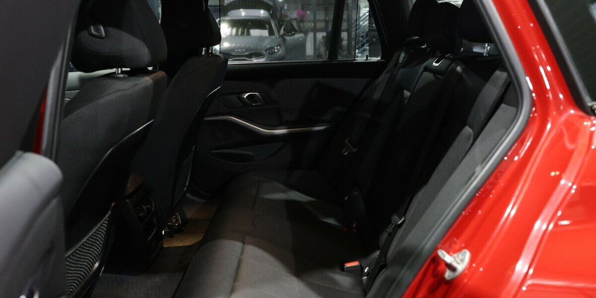 BMW 318d Touring SHADOW SPORT MELBOURNEROT-METALLIC 73.000 km 25.333 &euro; Hamm 59077