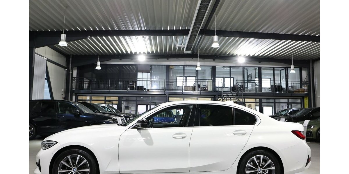 BMW 318d SPORT-LINE / LEDER, LIVE-COCKPIT-PRO, LED 107.000 km 26.993 &euro; Hamm 59077