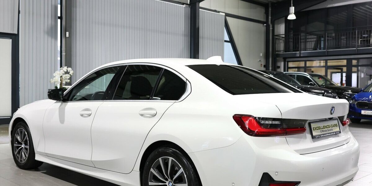 BMW 318d SPORT-LINE / LEDER, LIVE-COCKPIT-PRO, LED 107.000 km 26.993 &euro; Hamm 59077