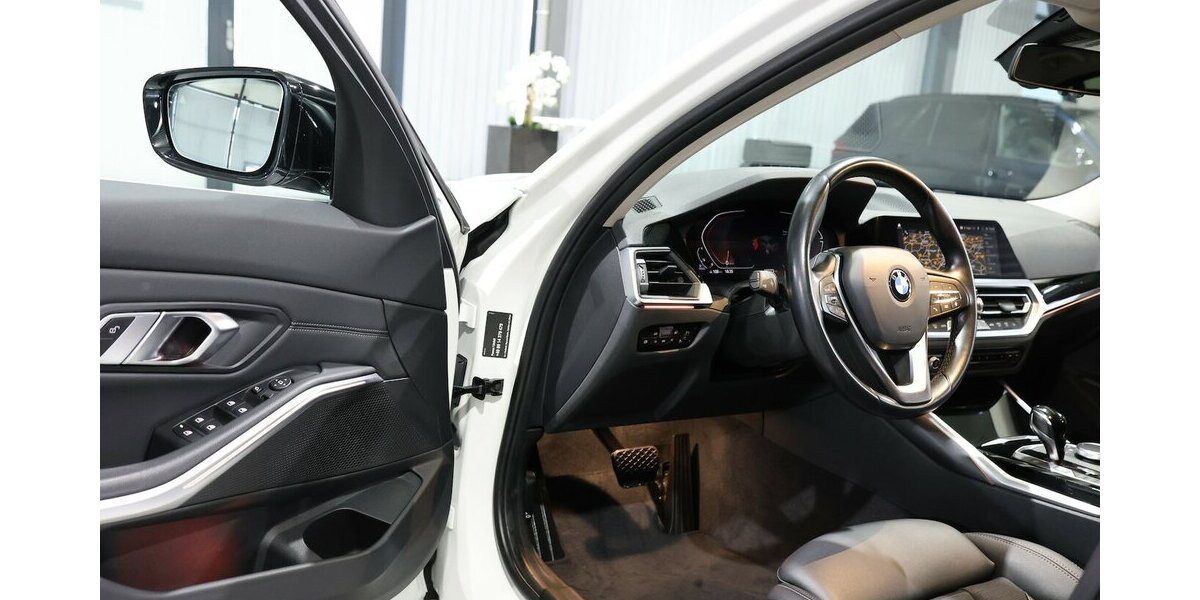 BMW 318d SPORT-LINE / LEDER, LIVE-COCKPIT-PRO, LED 107.000 km 26.993 &euro; Hamm 59077