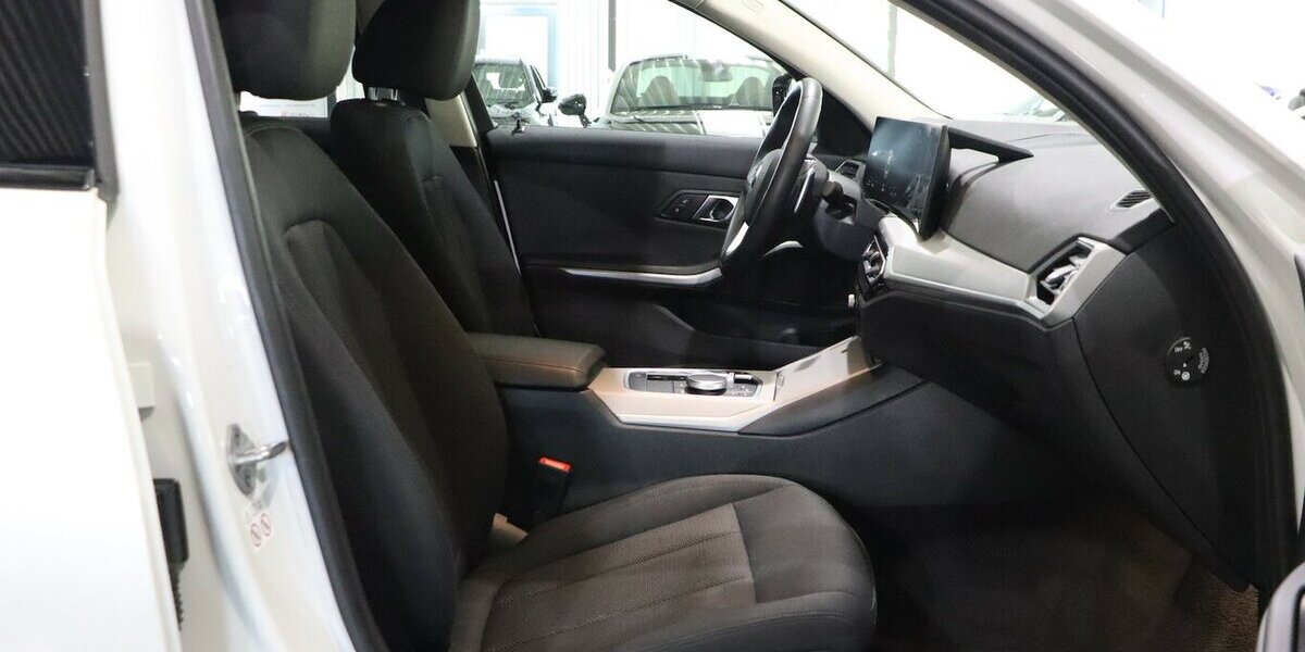 BMW 320d LIMOUSINE xDrive BUSINESS / CURVED / LED 68.000 km 29.333 &euro; Hamm 59077